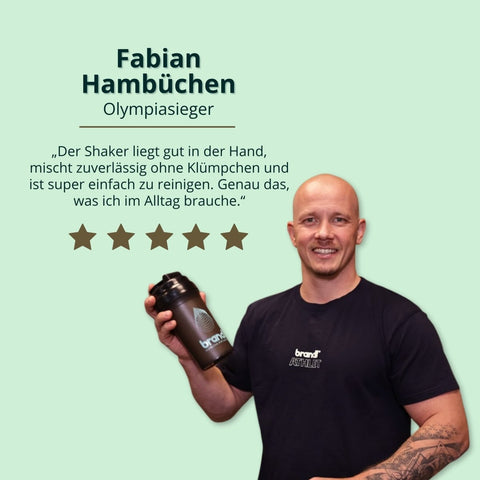 Premium-shaker schwarzer kunststoffshaker mit matter oberfläche und silbernem logo für proteinshakes