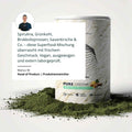 Ein zylindrischer behälter mit pure greens superfoods pulver in weiß-grauer textur und grünem veganem glutenfreiem label