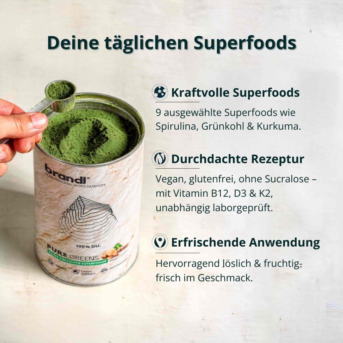 Ein zylindrisches metallgefäß mit brandl pure greens superfood pulver und weißem etikett im healthy sport bundle
