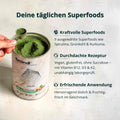 Ein zylindrisches metallgefäß mit brandl pure greens superfood pulver und weißem etikett im healthy sport bundle