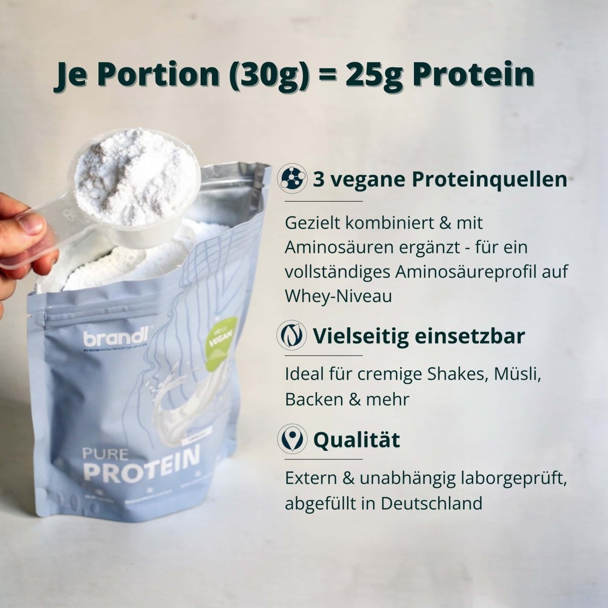 Ein hellblauer wiederverschließbarer beutel brandl pure protein 2.0 vegan pulver mit grünem vegan label und 25g protein pro 30g portion