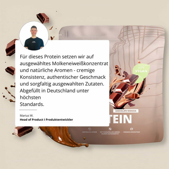 Pure protein 2.0 vegan schokoladengeschmack proteinpulver in braunem glänzendem beutel mit schokoladentafel und sauce grafik