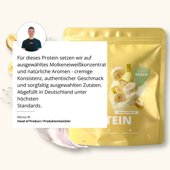Goldene tüte mit veganem bananencreme-proteinpulver pure protein 2.0 mit glänzendem finish und bananenscheiben vorne