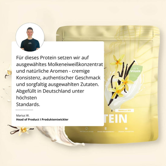 Eine goldene verpackung mit veganem vanilla-proteinpulver von pure protein 2.0 und vanilleillustrationen