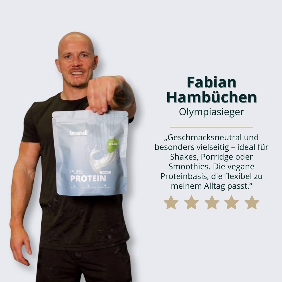 Silber weißer beutel mit brandi pure protein 2.0 vegan pulver und grünem rundem logo vorne