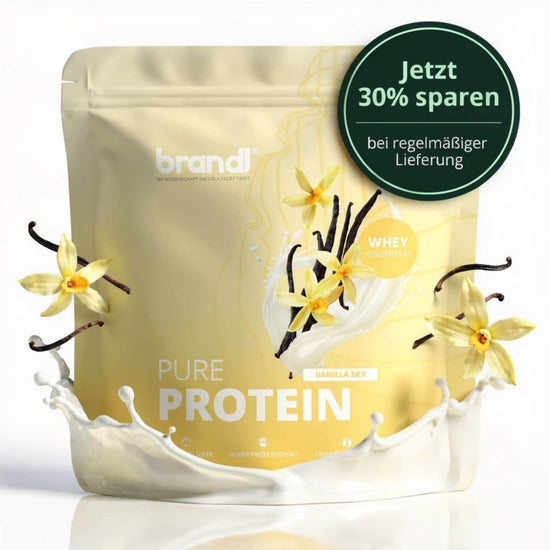 Pure protein 2.0 whey vanille geschmack pulver in beige wiederverschließbarer tasche mit vanilleschoten und blumen