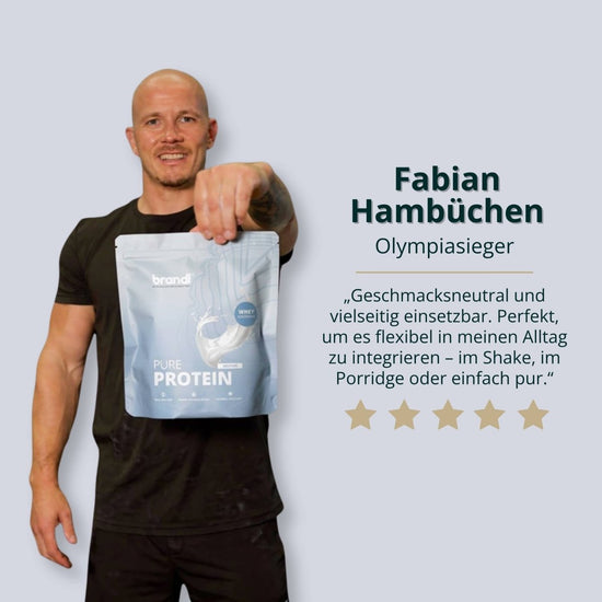 Hellblauer wiederverschließbarer beutel mit pure protein 2.0 whey pulver und weißem logo und text