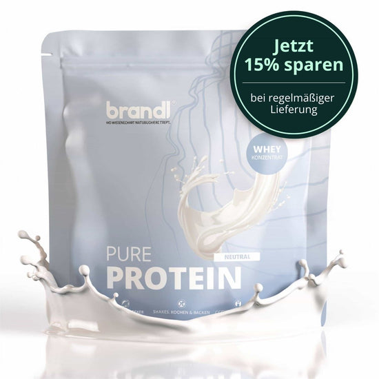 Ein schlanker silberner beutel pure protein 2.0 whey von brandl mit minimalistischem design in weiß und hellblau