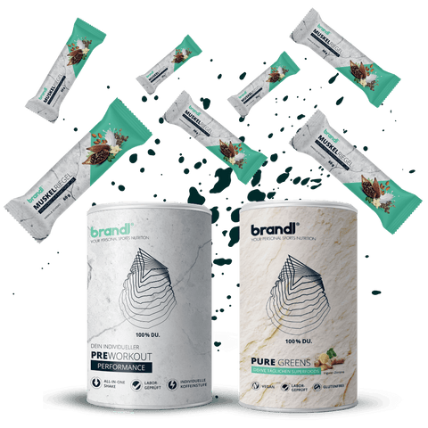 Zwei zylindrische Behälter der Marke Brandl Sports Nutrition, einer beschriftet mit 'Preworkout Performance' und der andere mit 'Pure Greens', beide mit einer weißen Marmorstruktur und schwarzen Linienkunst-Designs.