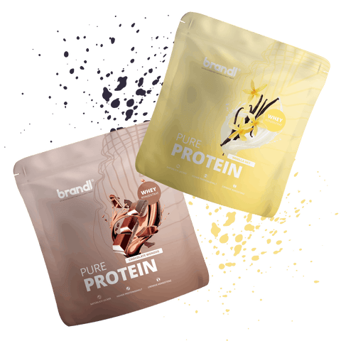 Zwei markenrechtlich geschützte Beutel mit reinem Proteinpulver, einer in einem hellen Pinkton mit Bildern von Schokolade und der andere in weichem Gelb mit Vanilleschoten.